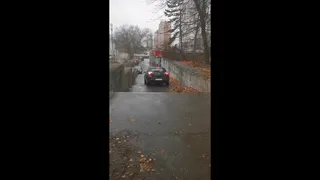В Дашково-Песочне водитель «Рено» прокатился по ступенькам