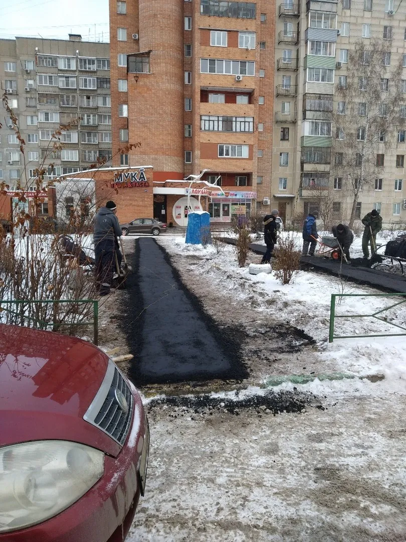 В Рязани продолжается укладка асфальта в сугробы