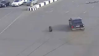 На Первомайском проспекте у внедорожника отлетело колесо