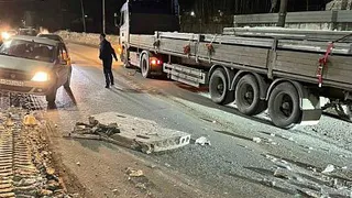 Пункт назначения: около Станкозавода из фуры выпали бетонные блоки