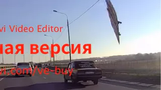 На видео попал момент, как с машины срывает багажник прямо на дороге