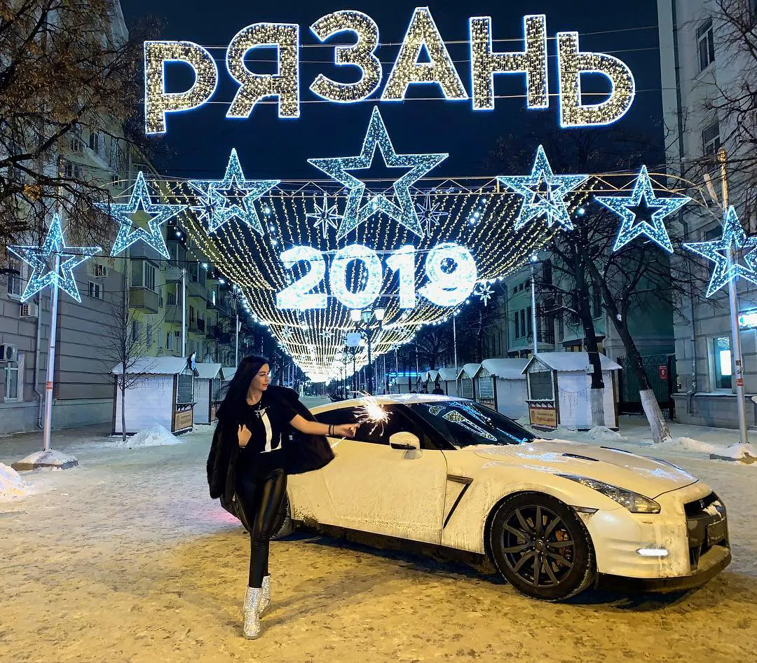 Красивые машины, активный отдых и очаровательные улыбки: зимняя Instagram-подборка рязанских красавиц