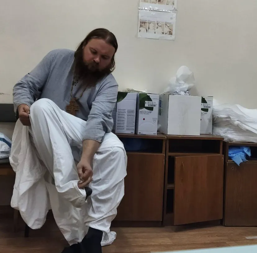 Священник в "красной зоне": зачем православный батюшка идет на риск, и почему его пускают не ко всем
