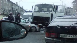 На Дзержинского большегруз смял авто 