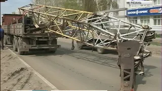 На Зубковой подъемный кран рухнул на дорогу