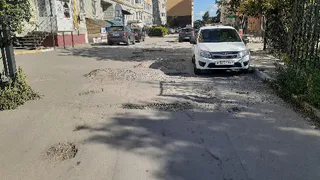 Яма на яме: жители Вишневой просят сделать дороги