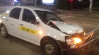 Таксист врезался в железные ограждения, пытаясь проскочить светофор