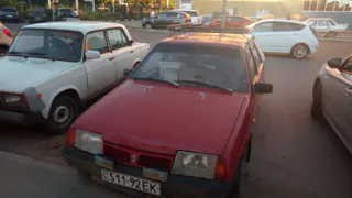 Брошенный на парковке автомобиль с украинскими номерами привлек внимание горожан
