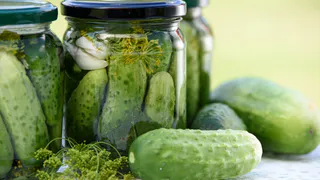 За считанные минуты готовлю закуску из огурцов с лимоном: подавать люблю к мясу и рыбе — идеальное дополнение