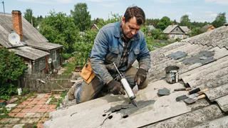 Дыра в шифере больше не проблема: простой способ отремонтировать кровлю без замены листа