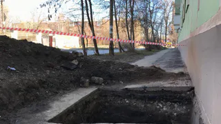 У девочки, провалившейся в яму, подозревают перелом носа и сотрясение мозга