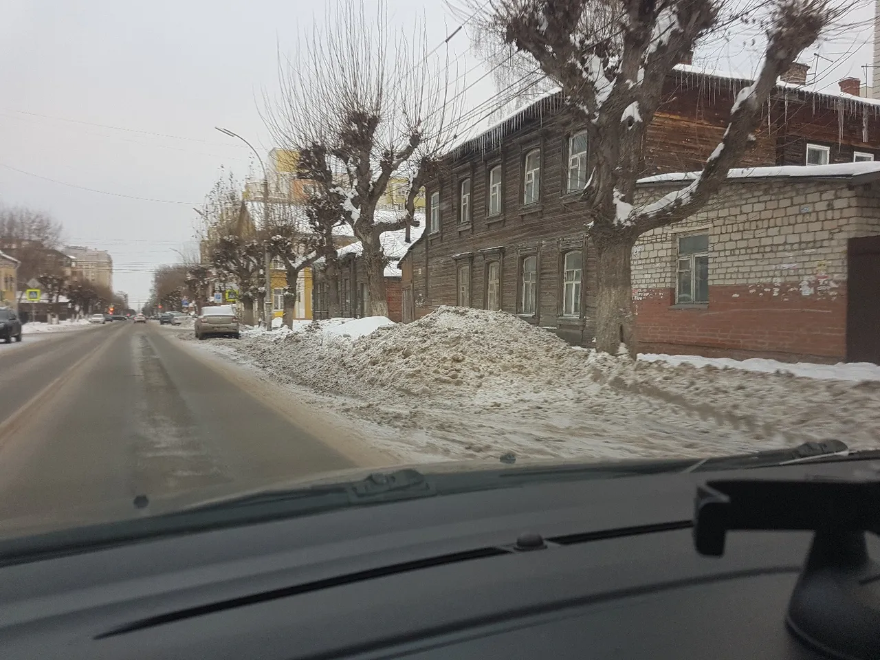 «Горы снега уже занимаю целую полосу», - рязанские водители жалуются на качество уборки парковок от снега
