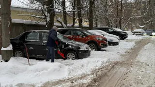 Жителей Рязани попросили убрать машины с одной улицы из-за уборки снега