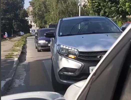 В Рязани засняли эпичное противостояние машин под "кирпичом" (видео)