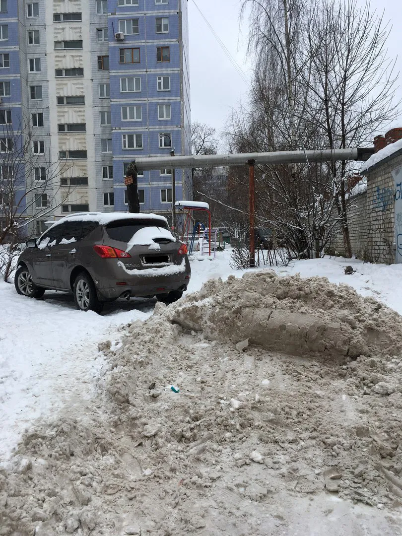 "Само растает" - во многих дворах города забыли об уборке снега