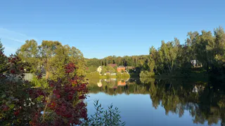 Бизнес-леди переехала из города в дом прадеда в деревню и устроила «вещеворот»: Посмотреть на чудо приходят жители соседних сел