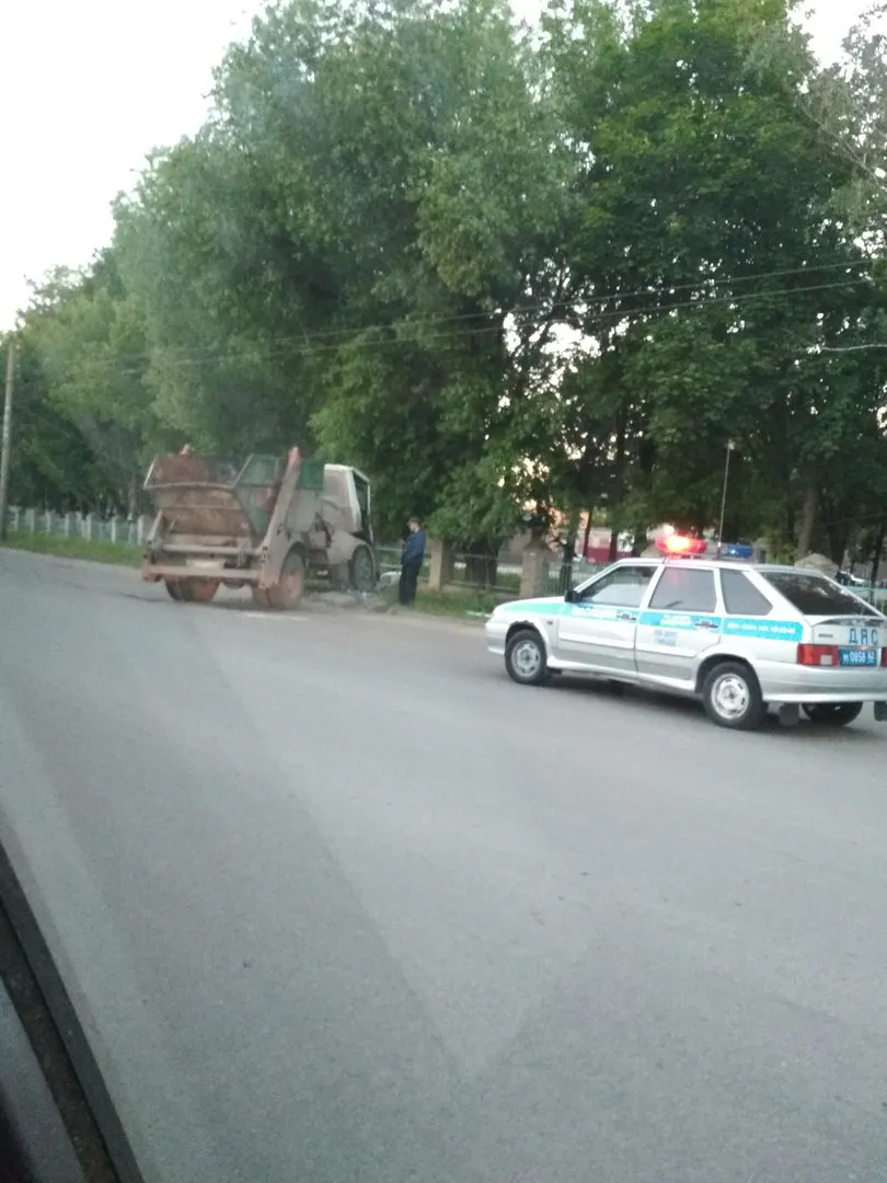 Сводка ДТП за выходные: мусоровоз снес столб, автомобиль влетел в палатку и массовая авария