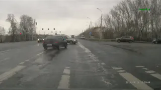 Аварийная ситуация: автомобиль пролетел на красный и чуть не спровоцировал ДТП (видео)