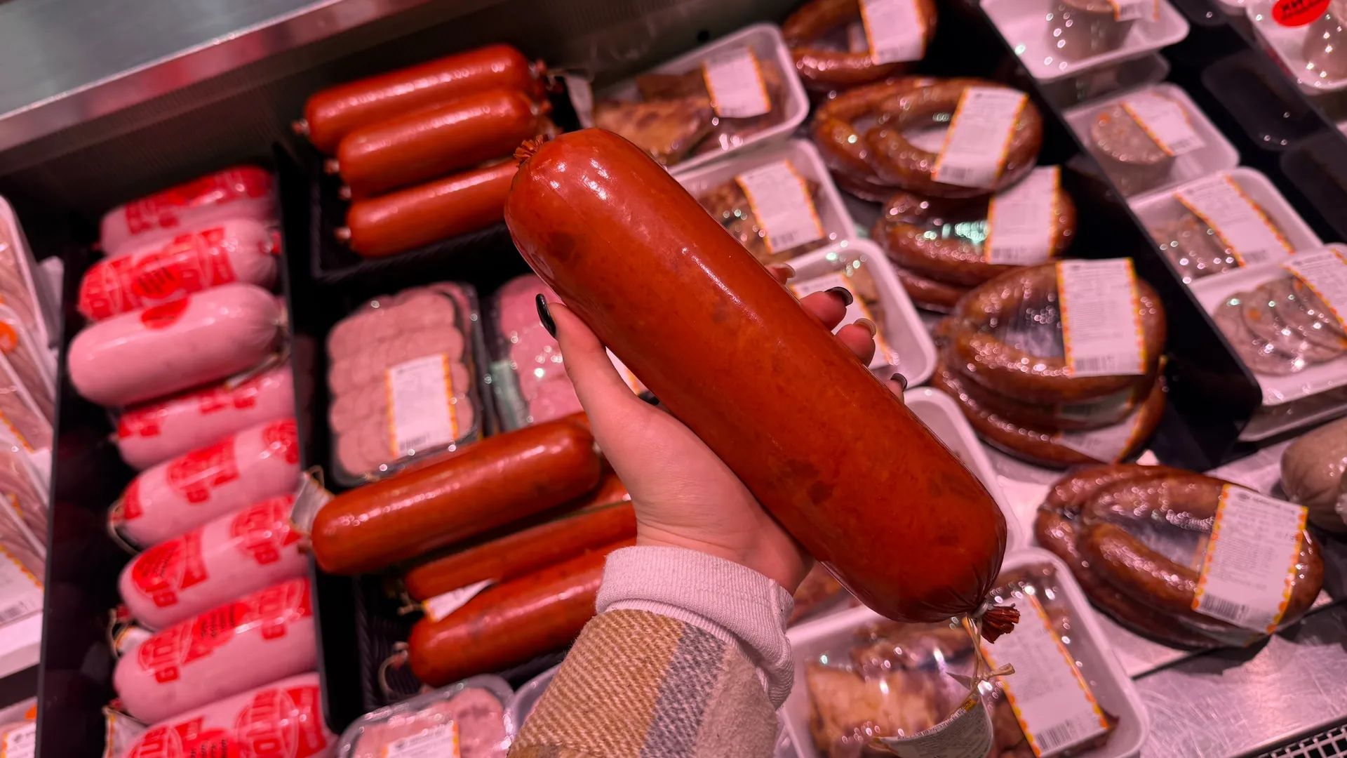 Берите сразу по 3 кило про запас: в этой колбасе - только 100% мясо и специи. Отменный вкус по бюджетной цене