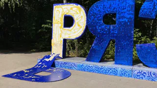 Рязань совсем расклеилась: арт-объект в ЦПКиО доживает свои последние деньки
