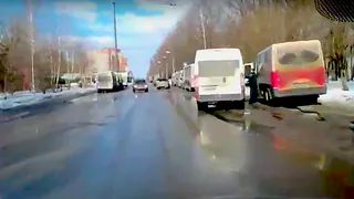 На улице Новоселов маршрутки заполнили обочины и создают помехи для движения