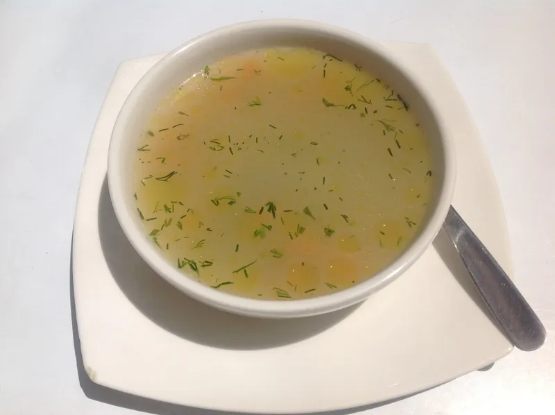 Нужно ли слить первую воду при варке мяса: шеф-повар раскрыл главную тайну