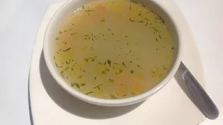 Нужно ли слить первую воду при варке мяса: шеф-повар раскрыл главную тайну