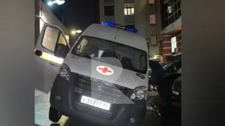 В рязанском дворе асфальт рухнул под машиной скорой помощи