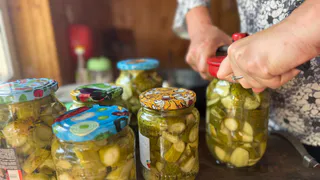 Огурцы на зиму без уксуса, без сахара и без подвала: хрустящие, в меру резкие и вкусные - даже свекровь похвалила