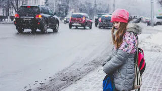 "Водители выходят на маршруты когда им удобно" - жители Рощи вынуждены часами стоять на остановках