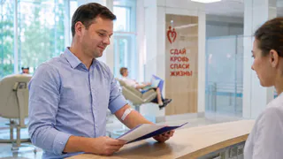 Сдали кровь в субботу и в понедельник вышли на работу: какие два дня отдыха можно получить за одну донацию