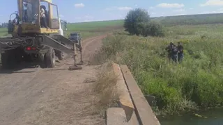 В Рыбновском районе из реки подняли автомобиль
