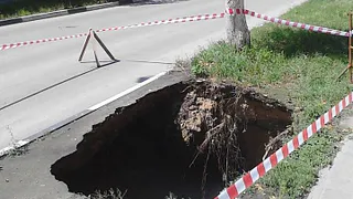 В Рязани на улице Островского провалилась обочина