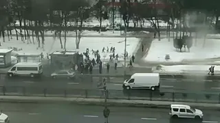 Очевидцы опубликовали кадры массовой драки на Московском шоссе Рязани
