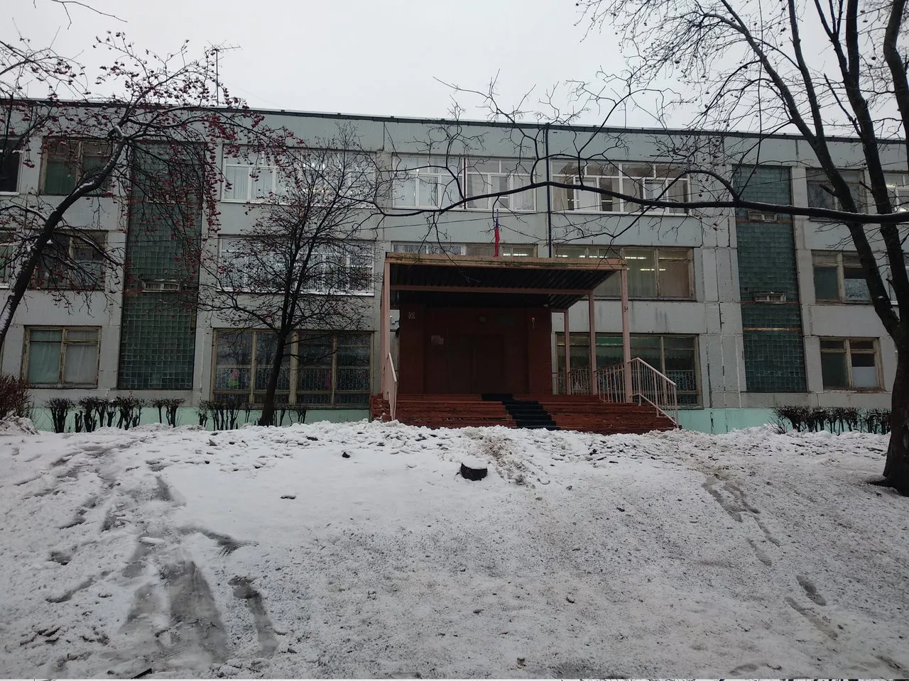 Дело дошло до полиции: на улице Новаторов мужчина снял штаны перед матерью с детьми