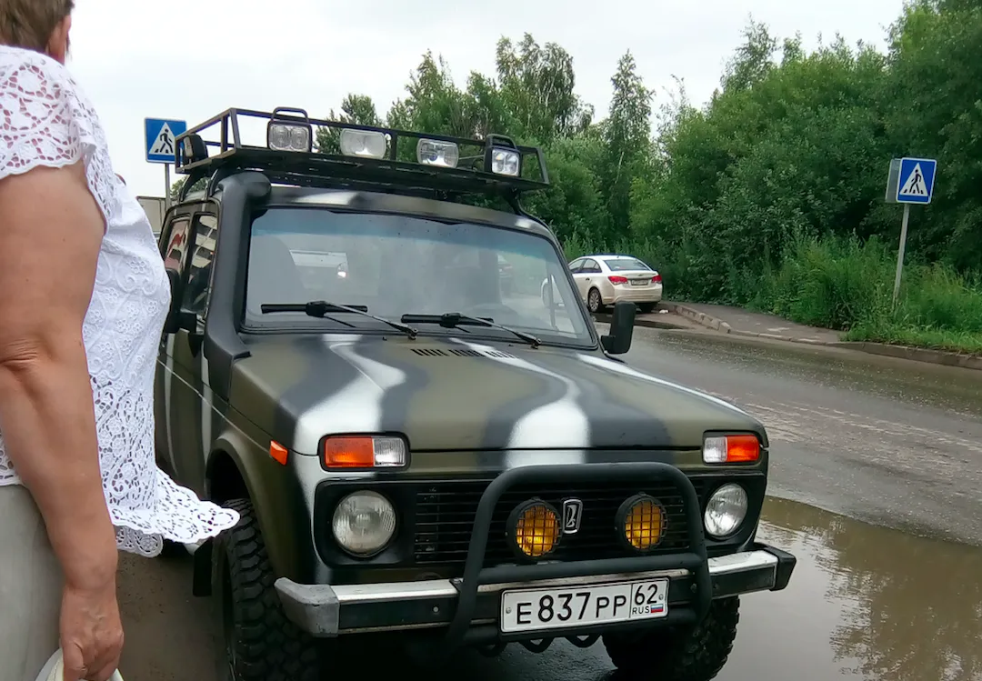 Парковка на улице Песоченской - водители облюбовали остановки общественного транспорта