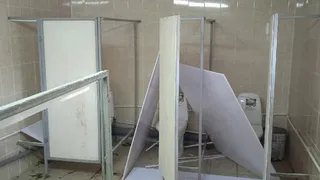 В Скопине хулиганы разгромили туалет на стадионе