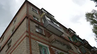 На улице Стройкова мужчину увезли на "скорой" после падения с крыши дома