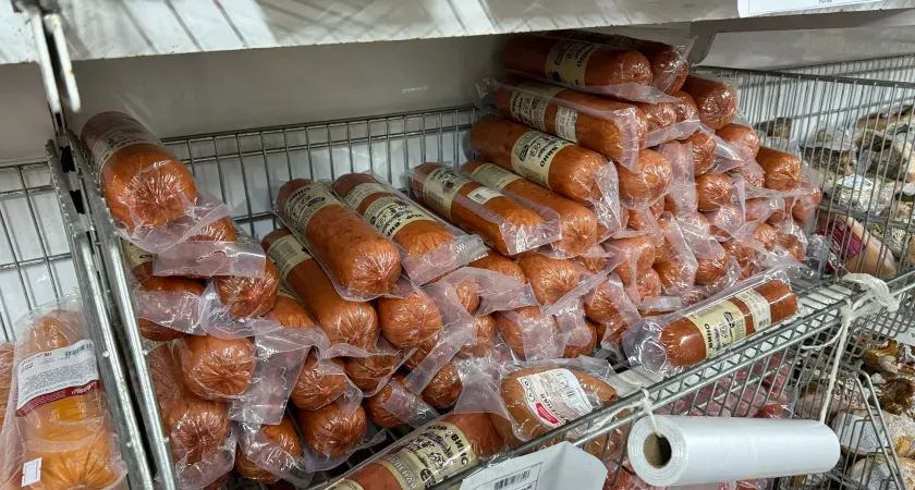 Подруга-продавец рассказала - почему люди закупают в «Светофоре» по 10-20 палок колбасы и по 20 кг сосисок