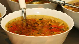 Нужно ли сливать первую воду при варке мяса: шеф-повар раскрыл главный секрет 