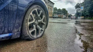 И снова рязанский автомобилист пробил колесо! Юрист рассказал, как провести ремонт за счет администрации