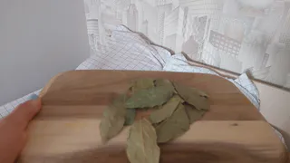 Умные хозяйки рассказали, зачем после включения отопления нужно класть на батарею лавровый лист. Эффект поразит 