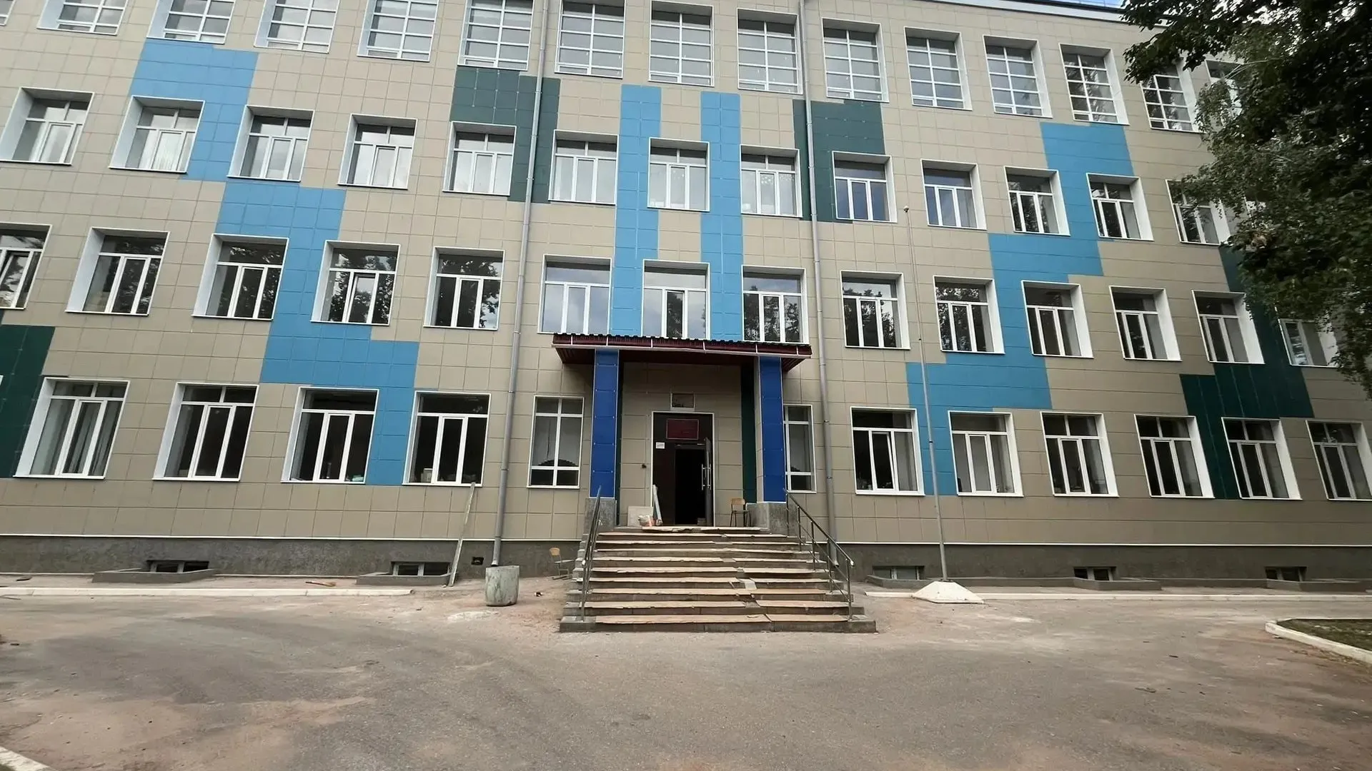«Один позор, глядя на школу»: родители рязанской школы пожаловались губернатору на срыв сроков и просьбы скинуться