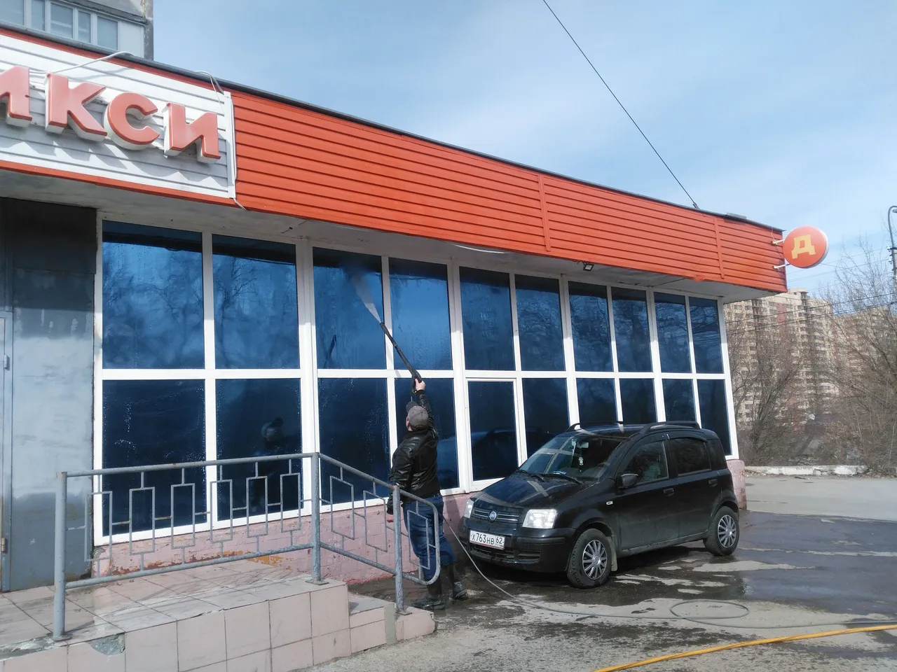 Зима весной: дорога около магазина в Рязани превращается в каток