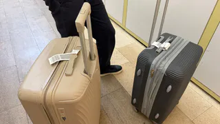 Вещи в чемодане больше не мнутся: скручиваю их особым способом и экономлю место