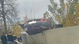 В Рыбном автомобиль перевернулся и повис на заборе