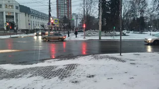 «Все ноги себе переломаешь»: в Рязани добраться до праздника по обледеневшим дорогам стало настоящим испытанием