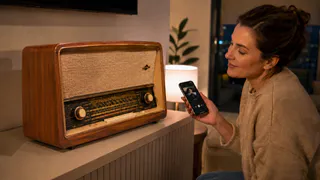 Музыка со смартфона заиграла из радиоприёмника 50-х: внутрь подключили Bluetooth, а винтажный корпус оставили почти нетронутым