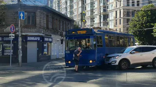 В центре Рязани утром 31 августа произошло ДТП с троллейбусом