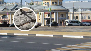 Куча песка и выбоины: в каком состоянии сейчас находится плитка на площади Ленина